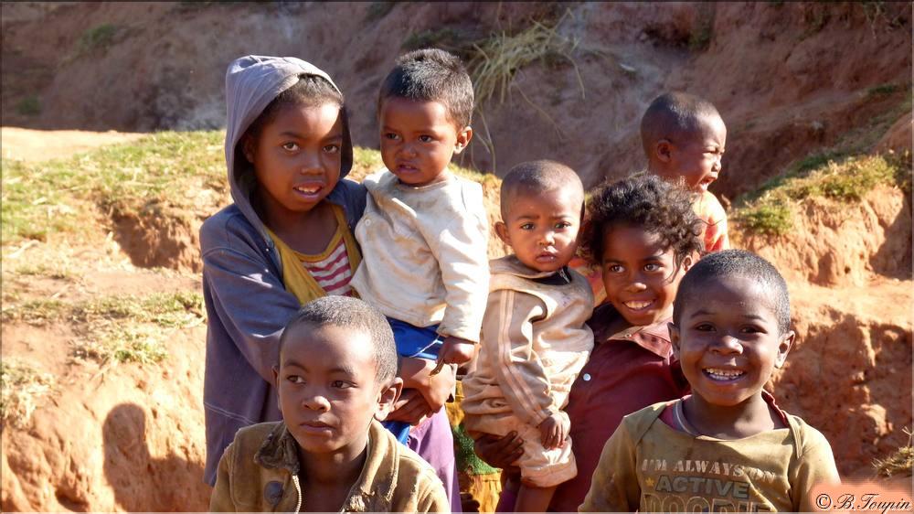 Les Hautes Terres centrales. Enfants dans les champs